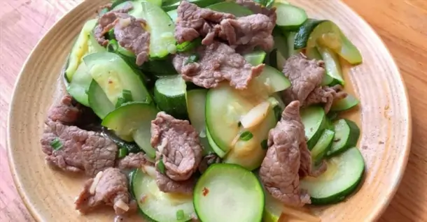 Cách làm bò xào bí ngòi giòn ngọt, mềm ngon, dễ nấu tại nhà