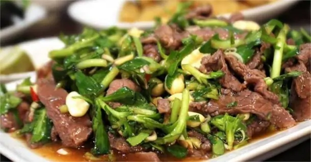 Cách làm thịt bò xào rau ngổ thơm ngon, mềm mọng đổi vị