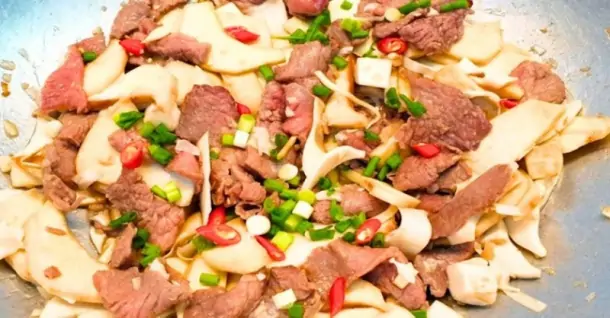 Cách làm củ hủ dừa xào thịt bò giòn ngọt, đậm đà vị cơm nhà