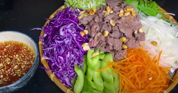 Cách làm gỏi bò ngũ sắc đẹp mắt, ngon miệng tại nhà