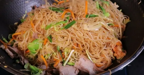 Cách làm bún gạo xào thịt heo và thịt bò đơn giản vẫn đủ chất