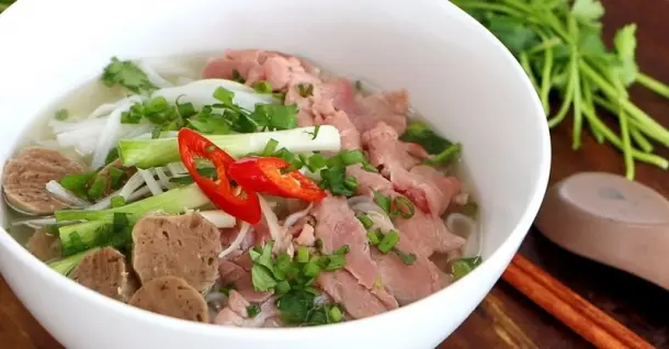 Cách nấu phở bò viên ngon chuẩn - Nước trong, bò viên dai giòn
