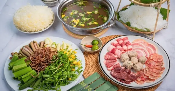 Cách nấu lẩu bò thập cẩm đậm vị, đầy đủ topping tại nhà