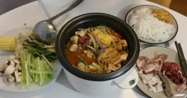 Mách bạn cách nấu lẩu bằng nồi cơm điện thơm ngon, bổ dưỡng cho gia đình
