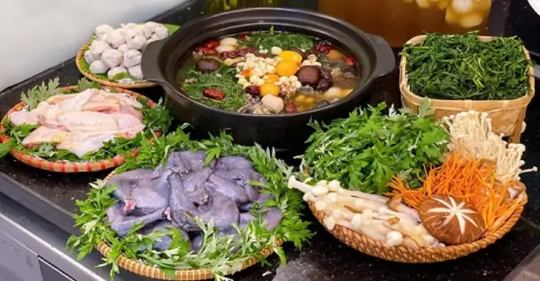 Cách nấu lẩu gà ác hầm thuốc bắc bổ dưỡng, thơm ngon tại nhà