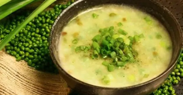 Nấu cháo giò heo bằng nồi cơm điện thơm mềm, tiện lợi tại nhà