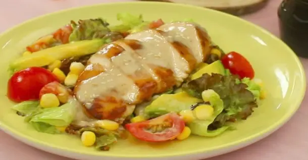 Cách làm salad ức gà sốt mè rang chua ngọt thanh mát tại nhà