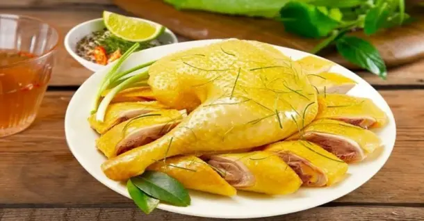 Cách luộc gà ngon không bị nứt da - Da vàng giòn, thịt chín đều