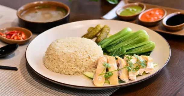 Cách nấu cơm gà Hải Nam Singapore dẻo ngon, thịt gà mềm ngọt