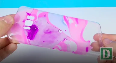 Mẹo chế ốp lưng điện thoại từ sơn móng tay