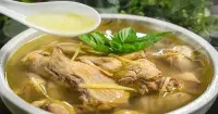 Cách nấu canh gà kiểu Trung Quốc với rượu gạo, kỷ tử