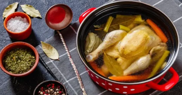 Cách nấu gà hầm sâm lá ngải cứu bổ dưỡng, thơm ngon tại nhà