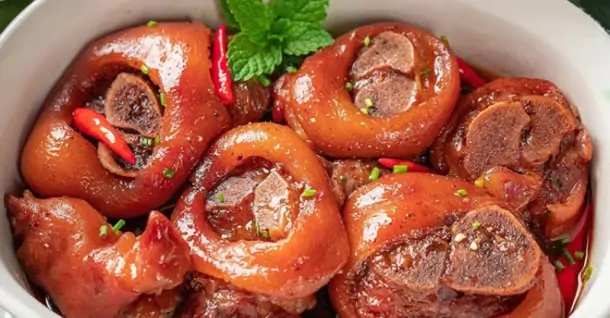 Cách làm giò heo kho tàu thơm lừng, béo ngậy, màu đẹp