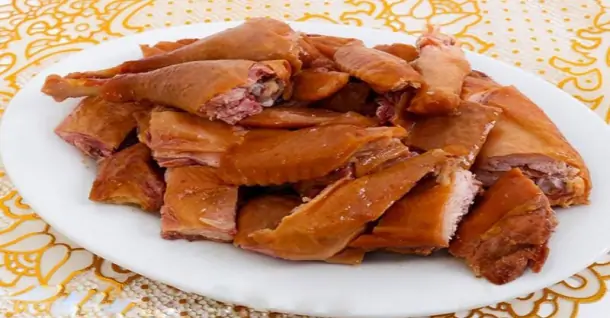 Cách làm gà muối xông khói tại nhà đảm bảo thơm lừng, thấm vị