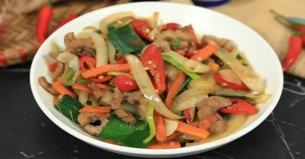 Cách làm cật heo xào hành tây giòn ngon, không hôi, đậm đà
