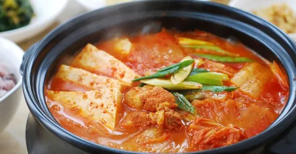 Cách nấu canh kim chi thịt heo chua cay đậm đà chuẩn xứ Hàn