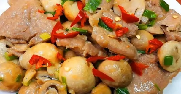 Cách làm nấm rơm xào thịt heo thơm ngon, giòn ngọt