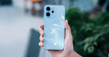 Trên tay OPPO Reno14 F 5G: Thiết kế đuôi cá bắt mắt, pin 6000mAh