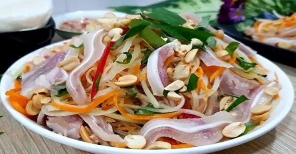 Cách làm gỏi tai heo hành tây giòn ngon, chua ngọt hài hòa