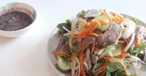 2 cách làm gỏi lưỡi heo chua cay giòn ngon, thanh mát giải ngấy
