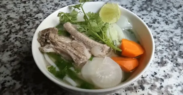 Cách nấu bánh canh sườn heo thơm ngon tại nhà
