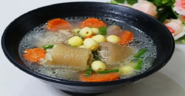 Cách nấu canh đuôi heo hầm hạt sen bổ dưỡng, thanh mát