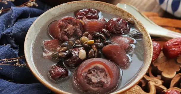 Đuôi heo hầm đậu đen bổ dưỡng, ngọt mát lợi sức khỏe