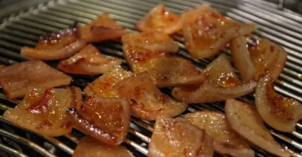 Cách làm da heo nướng muối ớt giòn ngon, thơm cay