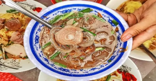 Cách nấu hủ tiếu da heo cuộn ngon chuẩn vị, giòn sựt