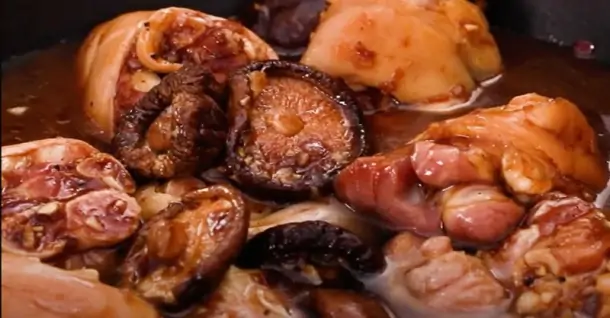 Cách làm giò heo kho nấm đông cô thơm ngon, đậm vị