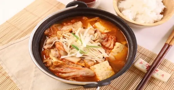 Cách nấu canh kim chi sườn heo Hàn Quốc chuẩn vị cay nồng