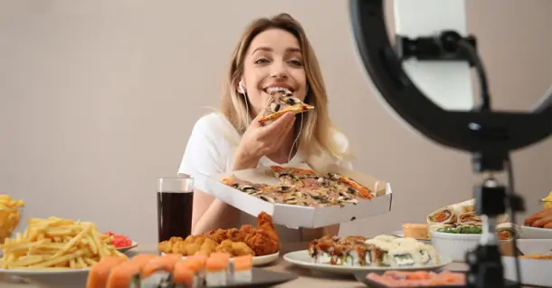 Mukbang là gì? Tại sao mọi người lại thích xem Mukbang?
