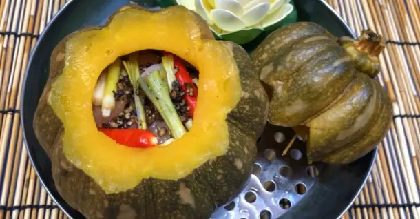 Cách làm óc heo chưng bí đỏ bổ dưỡng cho bé và người lớn