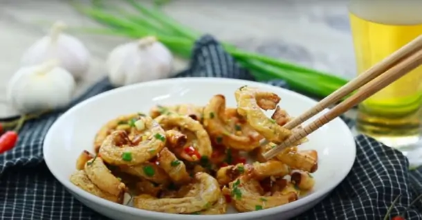 Cách làm lòng heo chiên tỏi ớt thơm lừng, cay nồng đậm đà