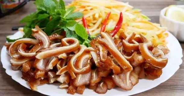 Cách làm tai heo rim nước mắm giòn sật, thấm vị cực tốn cơm