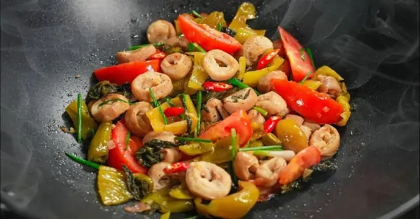 Cách làm lòng heo xào chua ngọt chuẩn vị, đưa cơm cực đỉnh
