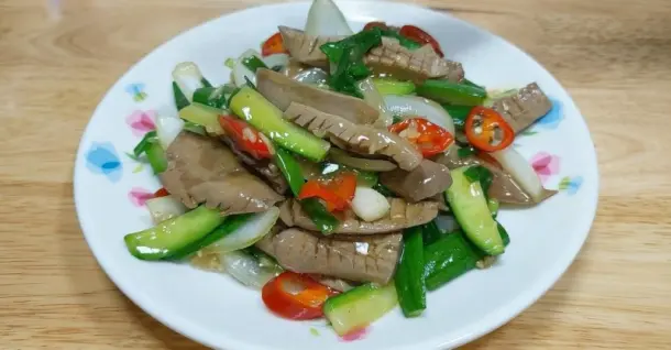 Cách làm cật heo xào dưa leo thơm ngon, không hôi, giòn sật