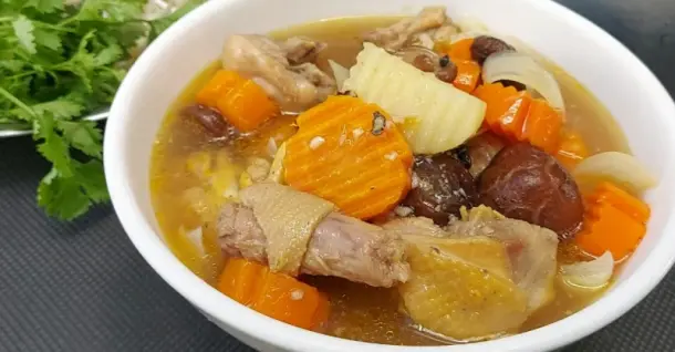 Cách làm gà nấu tiêu đen bằng nước dừa ngon tròn vị