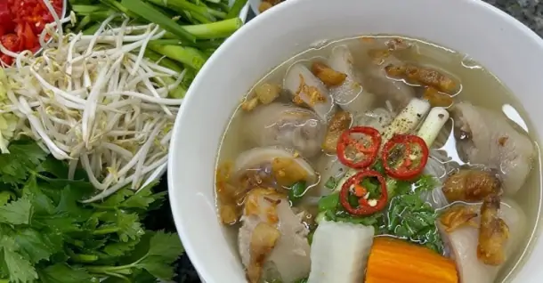Cách nấu hủ tiếu đuôi heo ngọt thanh, đuôi heo mềm rục