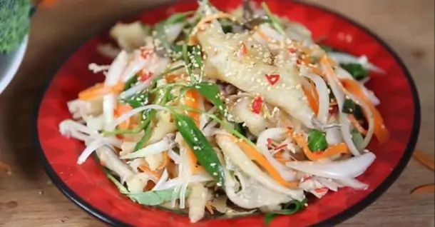 Cách làm gỏi gà ngó sen giòn ngon tại nhà, ai ăn cũng mê