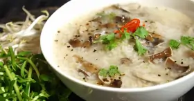 2 Cách nấu cháo gà nấm hương bằng nồi thường và nồi cơm điện