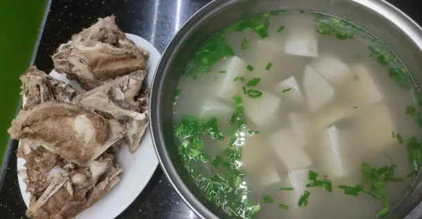 Cách nấu xương đầu heo hầm đậm đà, nước dùng ngọt thanh
