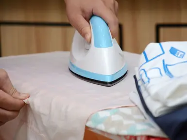Bí quyết ủi áo sơ mi thẳng tắp trong vài phút