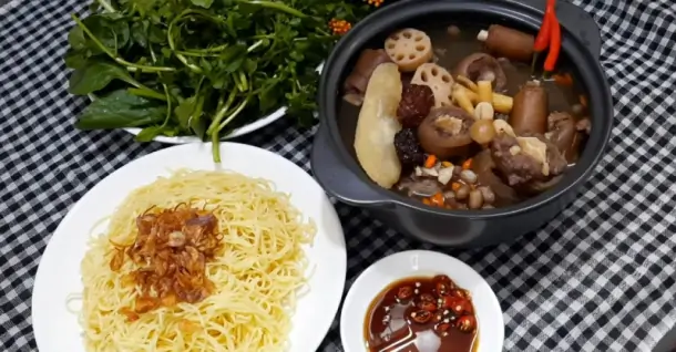 Cách làm món đuôi bò hầm thuốc bắc với nước dừa và ngải cứu