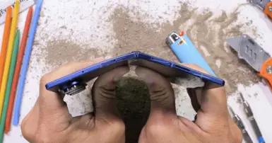 Kiểm tra độ bền Galaxy Z Fold7: Chịu lực, kháng nước vượt trội