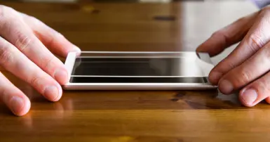 Ép kính điện thoại là gì? Tìm hiểu chi tiết và những điều cần lưu ý