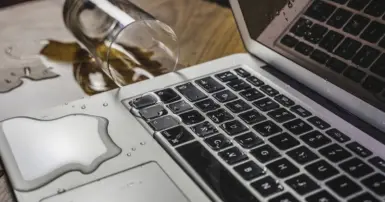 Macbook bị vô nước phải làm gì? Cách xử lý nhanh, an toàn