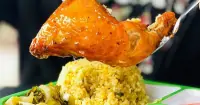 2 cách làm cơm gà chiên xối mỡ da giòn, thịt mềm ngọt chuẩn tiệm