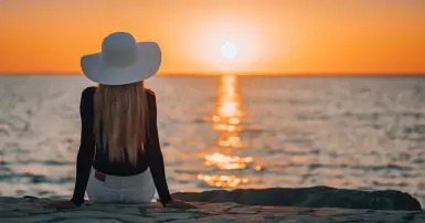 Khám phá các ý tưởng đẹp và hot trend cách tạo dáng chụp ảnh biển nghệ thuật