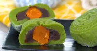 Cách làm bánh Trung thu trà xanh trứng muối dẻo và nướng